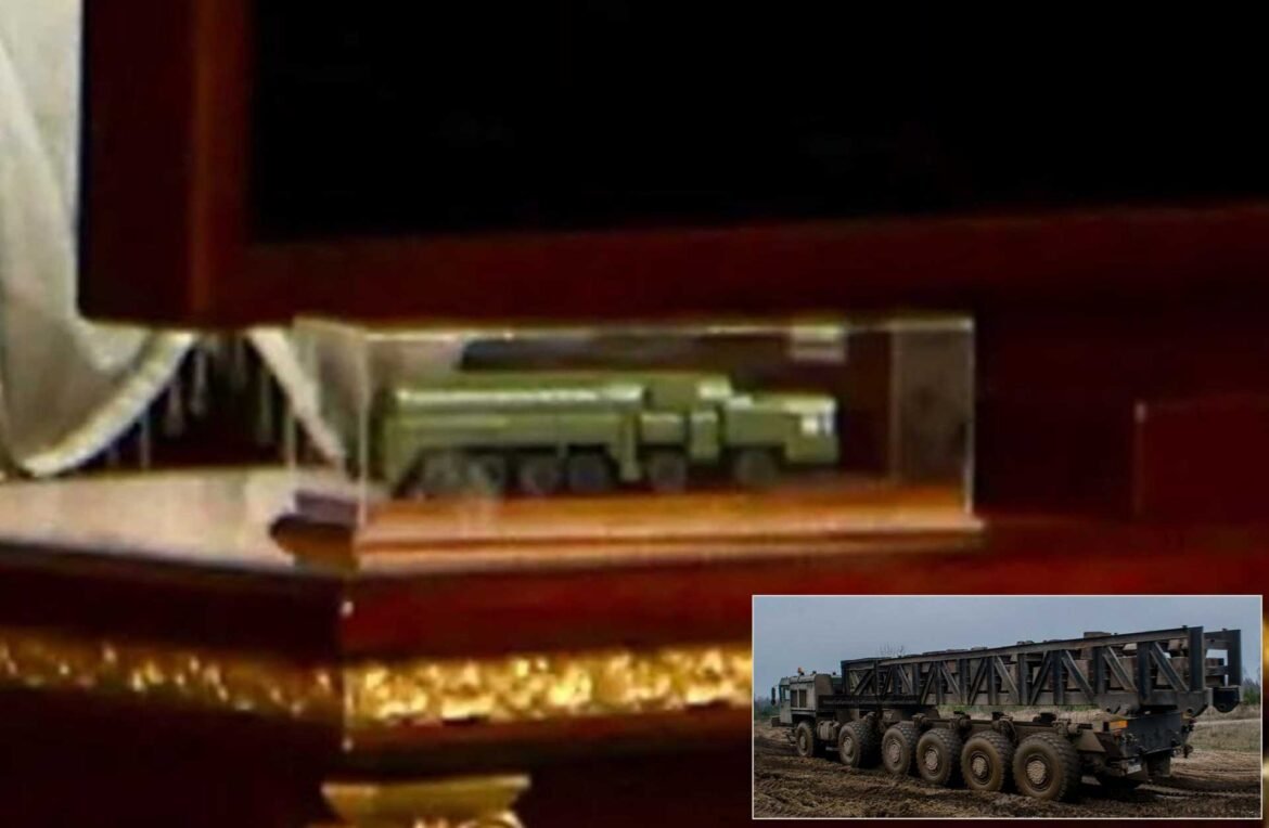 Belarus menampilkan model sistem rudal Rusia yang baru Oreeshnik di kantor presiden