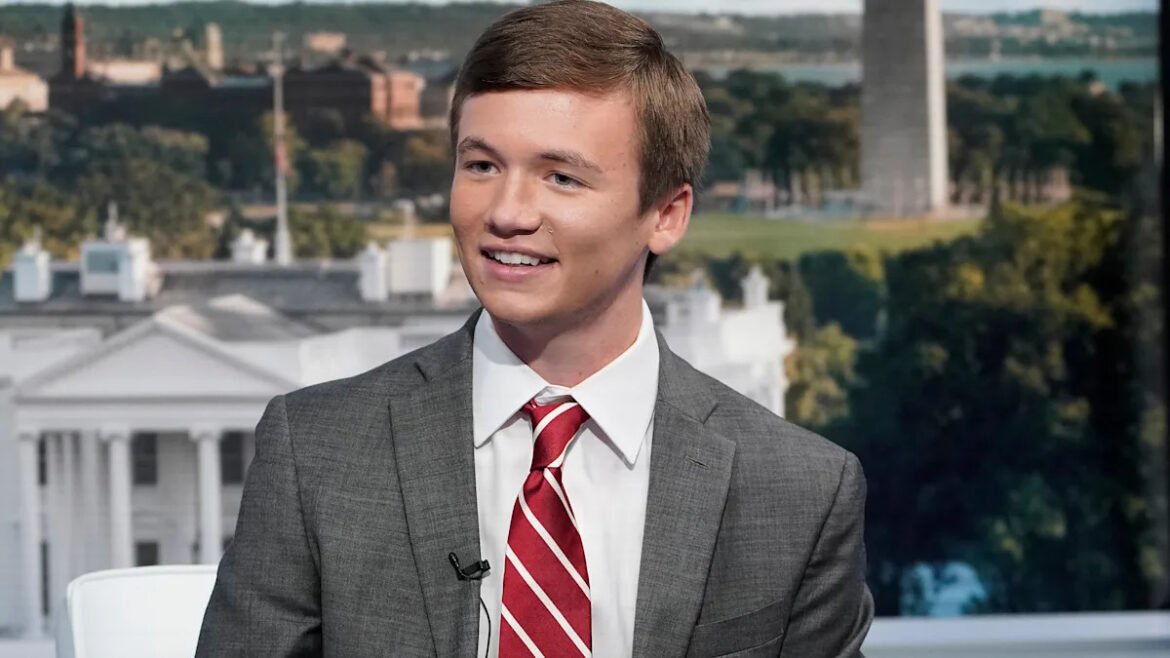 Charlie Kirk Maga Baru Menangkap Permintaan Ribuan dalam Sting