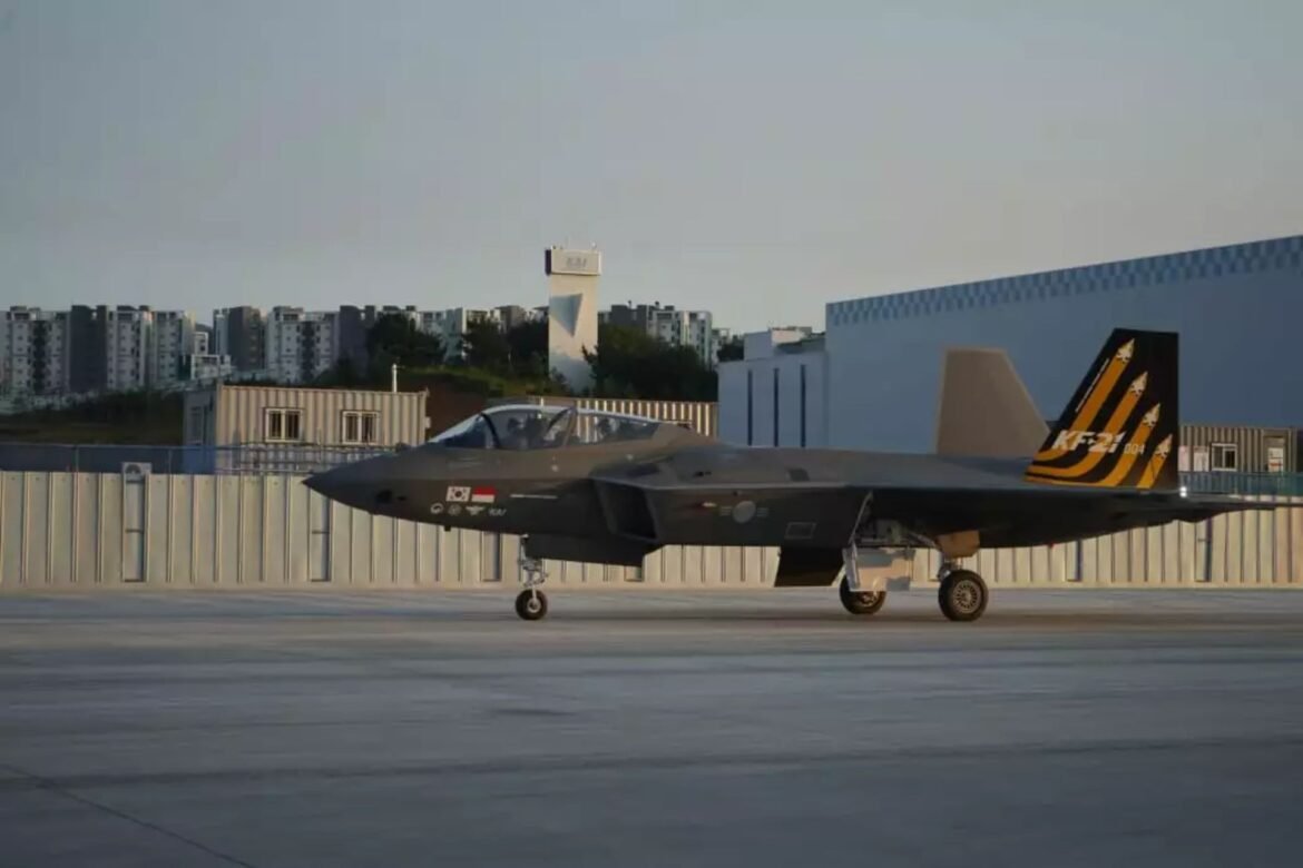 Pilot Angkatan Udara Indonesia menyelesaikan misi di kursi depan di Borama KF-21 Protote