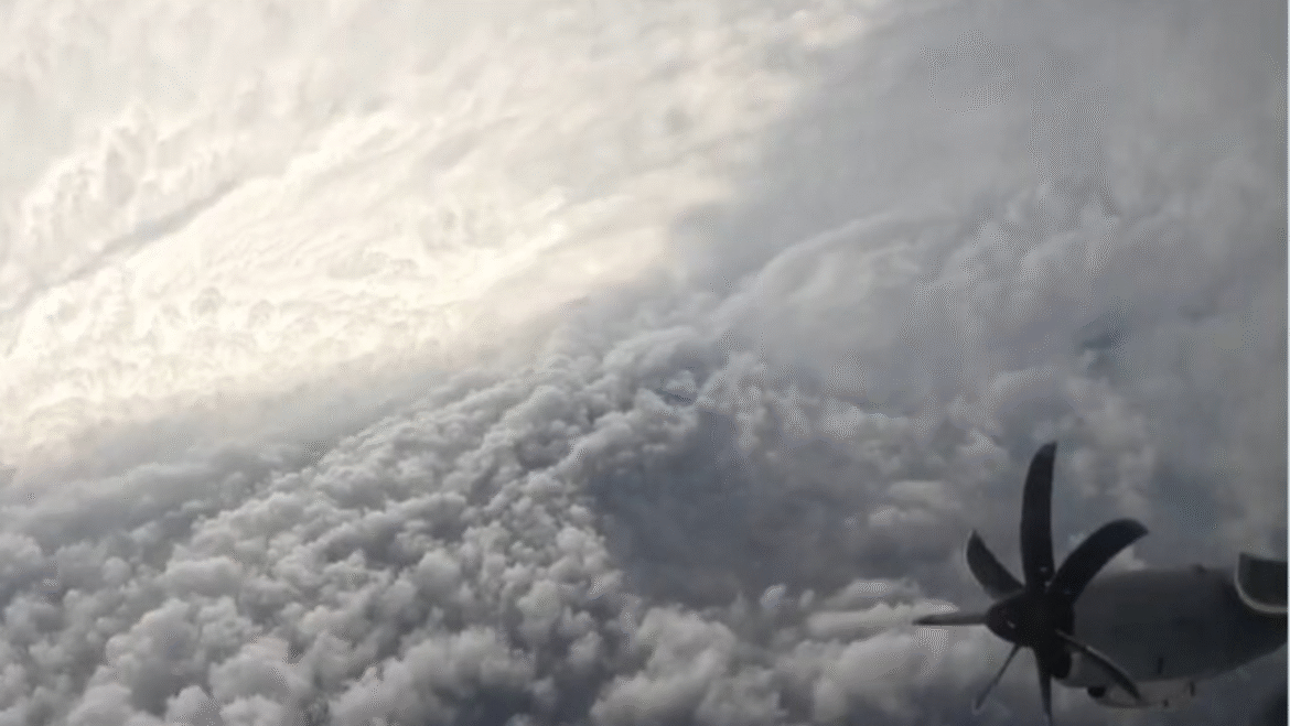 Rekaman dramatis muncul dari pesawat AS yang terbang langsung ke mata Badai Melissa | Lihat