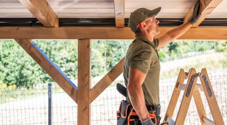 Saya mengganti atap ibu mertua saya tanpa kontrak, dan dia memperkuat saya hampir 20 ribu dolar. Apa pilihan saya?