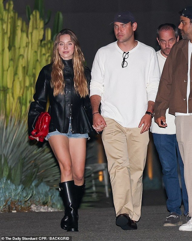 Sidney Suini Shizls di Dukes of Daisy yang sedikit, ketika dia memegang tangannya dengan skuter Brown selama malam yang nyaman setelah mengkonfirmasi hubungan mereka