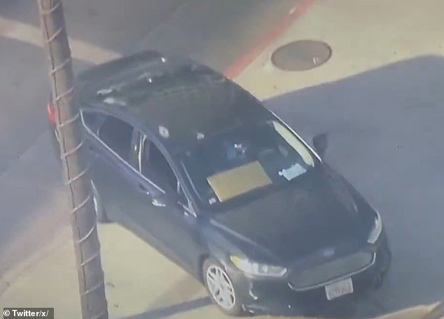 Sopir menyerah setelah dalam dua jam ia menggantikan dirinya di dalam mobil di tangga kota Balai Kota Los -Angeles