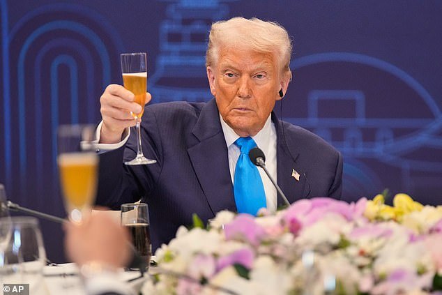 Trump memulai perlombaan senjata nuklir baru dengan memerintahkan Departemen Perang untuk memulai pengujian “segera” … beberapa saat sebelum bertemu dengan Xi Jinping dari Tiongkok