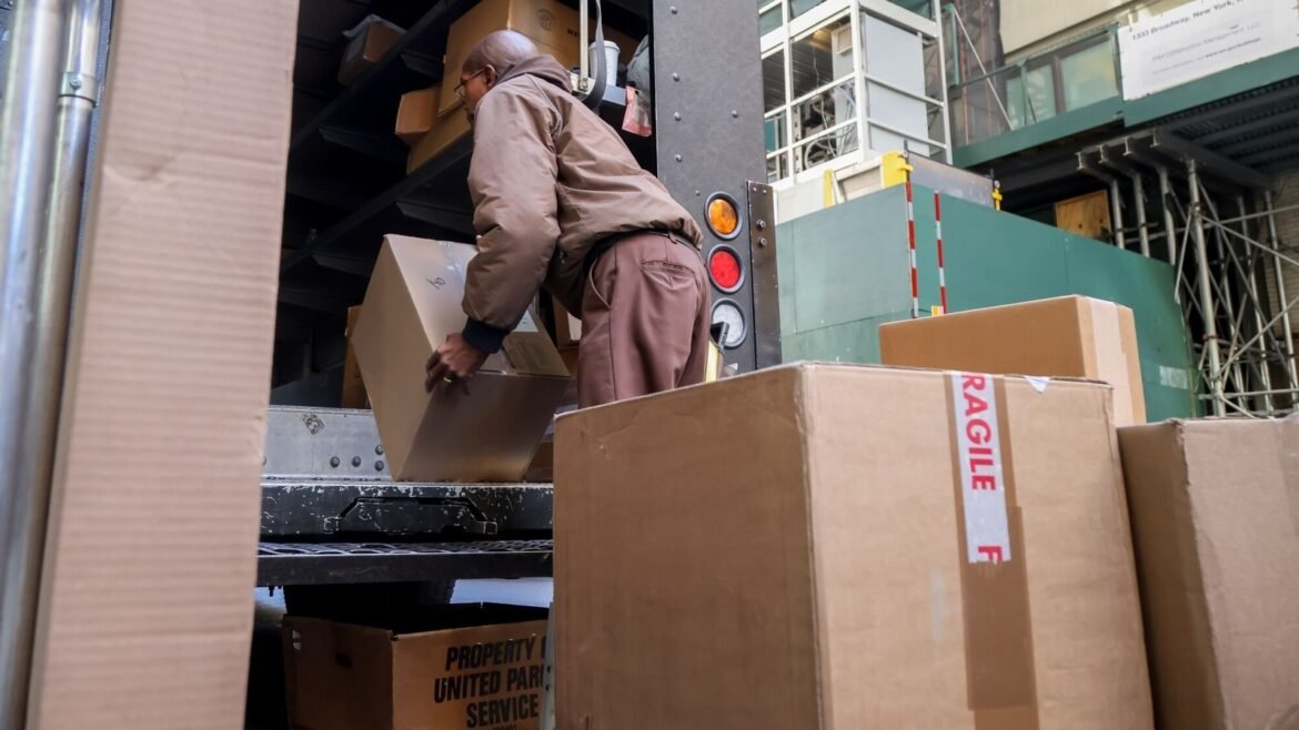 UPS yang merupakan perusahaan logistik besar memangkas 34.000 pekerjaan sepanjang tahun ini seiring dengan berlanjutnya perbaikan.