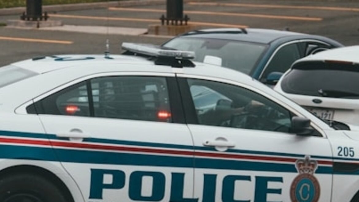 Video viral tentang seorang petugas polisi Baltimore yang mencoba menabrak seorang pria menyebabkan skandal, penyelidikan telah diluncurkan