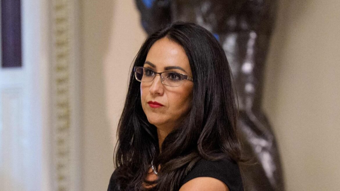 Akankah Dewan Perwakilan Rakyat AS memutuskan untuk merilis berkas Epstein? Para pejabat Trump bertemu dengan Lauren Boebert ketika tekanan dari Partai Demokrat semakin meningkat