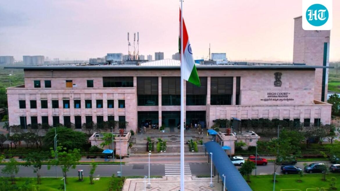 Andhra HC membatalkan jaminan yang diberikan kepada pensiunan petugas IAS dan dua orang lainnya