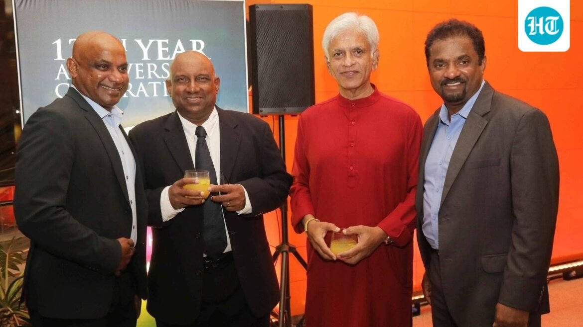 Arjuna Ranatunga tidak dapat dikenali di foto bersama Jayasuriya, Muralitharan, de Silva; fans kaget: “Apakah dia yang berbaju merah?”