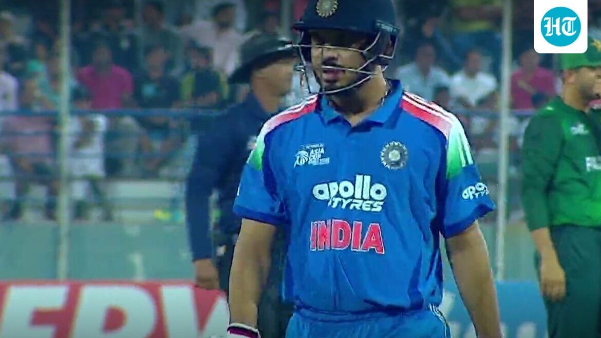 Ashutosh Sharma menolak untuk berjalan, mengamuk pada wasit ketika pemecatan kontroversial memicu drama di India, Pakistan