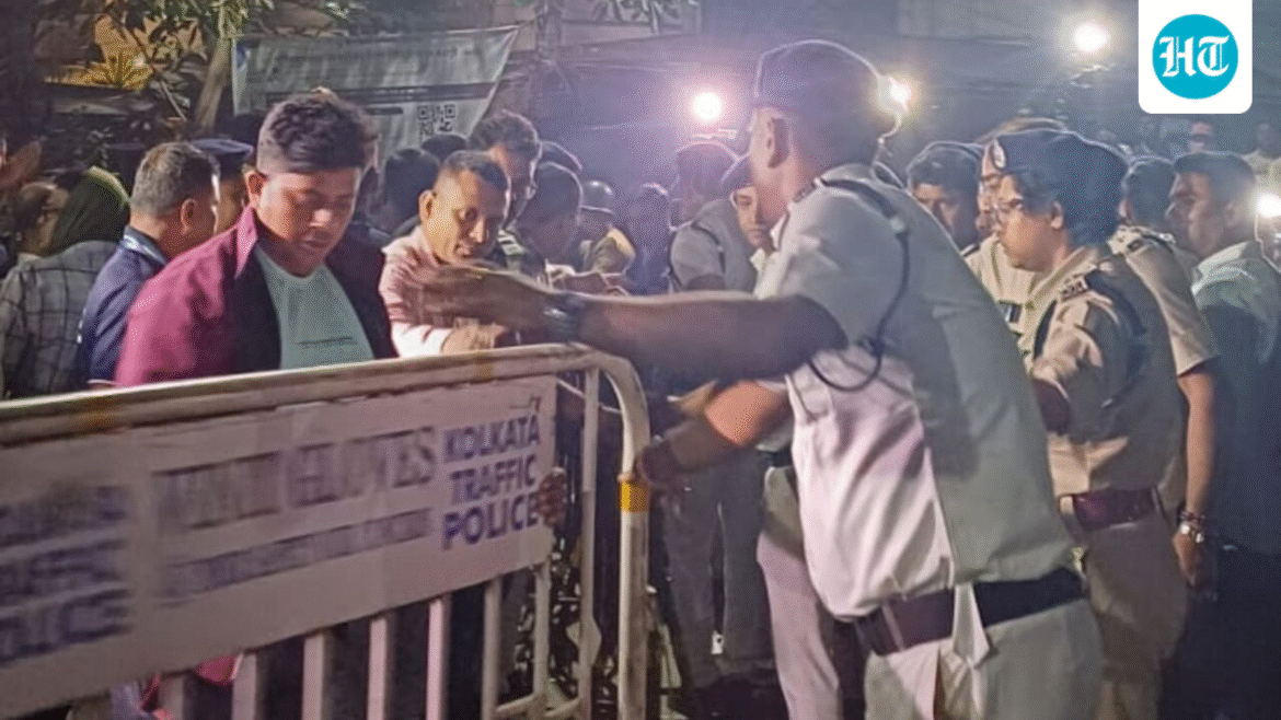 BJP dan TMC bentrok di luar kantor CEO di Kolkata karena SIR; polisi mengerahkan barikade