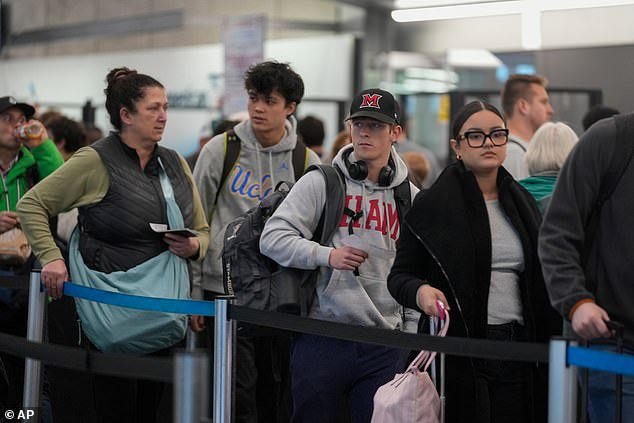 Badai salju dan ledakan Arktik pada hari Thanksgiving telah membuat perjalanan liburan menjadi kacau bagi jutaan orang di AS