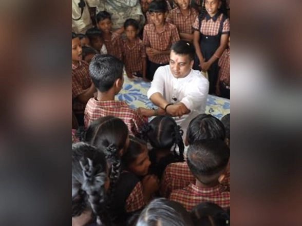 Berita India | Gujarat Dy CM Harsh Sanghavi menyampaikan harapan hangat di Hari Anak