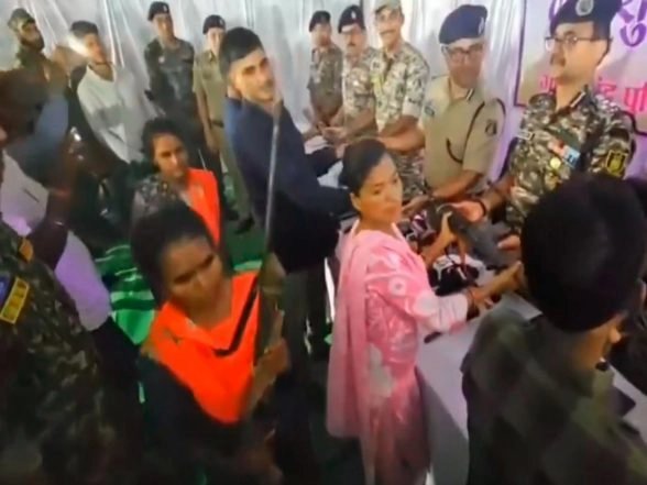 Berita India | Tujuh Naxal menyerah kepada Polisi Chhattisgarh di Gariyaband