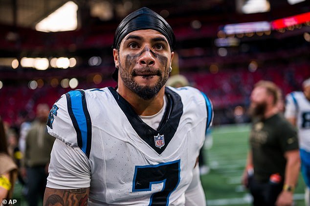 Bintang NFL DILARANG setelah menendang pangkal paha lawannya dalam adegan buruk di akhir Monday Night Football