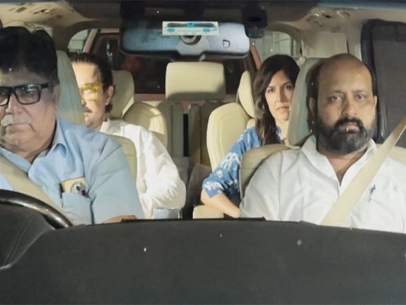 Dharmendra Dirawat Di Rumah Sakit: Aamir Khan dan Pacar Gauri Spratt Mengunjungi Aktor Veteran di Rumah Sakit Breach Candy (Tonton Video)