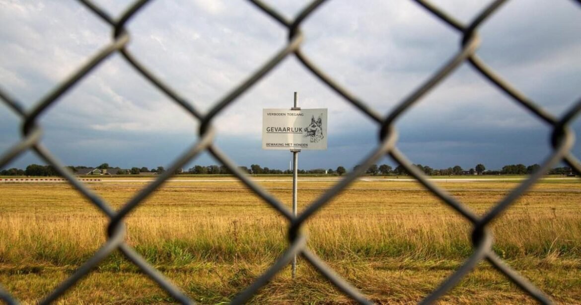 Drone terlihat terbang di atas pangkalan angkatan udara Belanda selama latihan NATO, sehingga memicu penyelidikan.