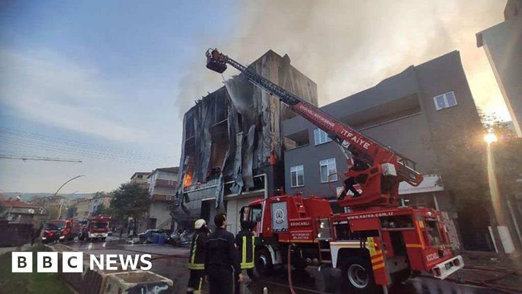 Enam orang tewas dalam kebakaran di gudang parfum di Turki