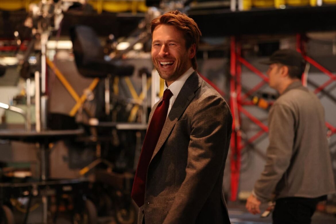 Glen Powell Akhirnya Menjadi Tuan Rumah ‘SNL’ Bersama Olivia Dean dan Will Forte