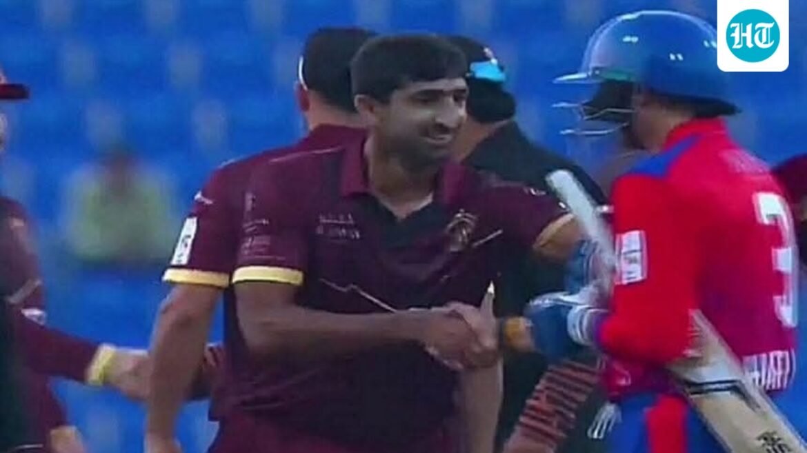 Harbhajan Singh membatalkan kebijakan larangan jabat tangan dengan Pakistan, berbagi momen persahabatan dengan Shahnawaz Dakhani di Abu Dhabi T10