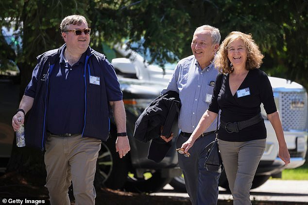 Harvard terlibat dalam skandal Epstein baru setelah terungkap bahwa Larry Summers dan istrinya mengunjungi “Pulau Pedo” pada bulan madu mereka