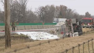 Hazmat di lokasi setelah kapal tanker terbalik di I-75; Jalur menuju selatan masih diblokir