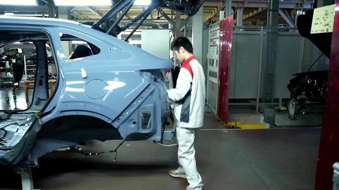 Inggris meningkatkan penyangga keuangan, Wicked mencetak rekor