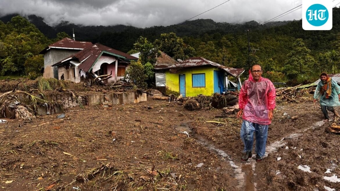 Jembatan yang rusak dan hujan yang terus turun menghambat upaya pencarian di Indonesia