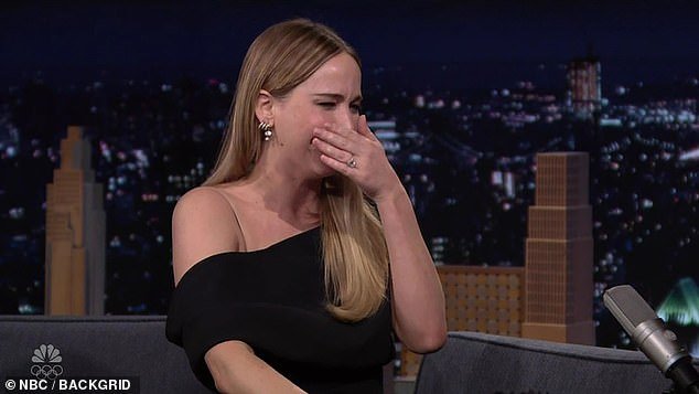Jennifer Lawrence Bikin Jimmy Fallon Menggeliat Saat Menangis dan Menangis Berulang Kali Saat Kecelakaan Mobil, Wawancara Pertunjukan Malam Ini
