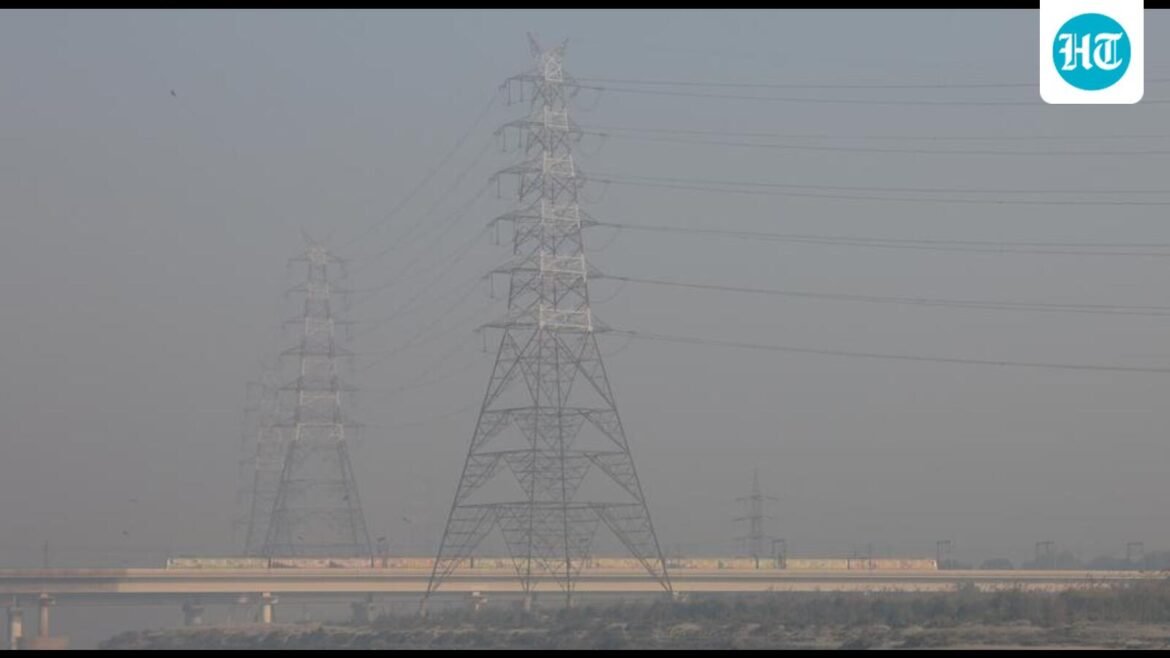 Kabut polutan yang tebal, kabut dangkal di Delhi, suhu minimum di bawah normal