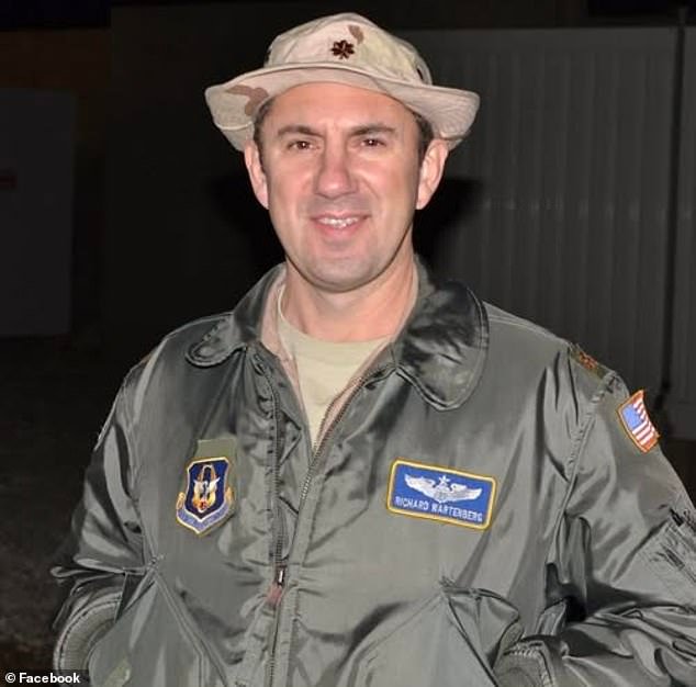 Kapten dan perwira pertama kecelakaan pesawat UPS Louisville terungkap saat pencarian suram untuk korban yang tersisa terus berlanjut