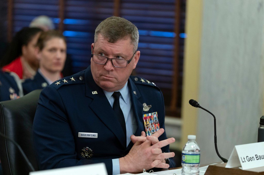 Kekhawatiran tumbuh atas kinerja akademis di Akademi Angkatan Udara AS seiring dengan terkurasnya bakat