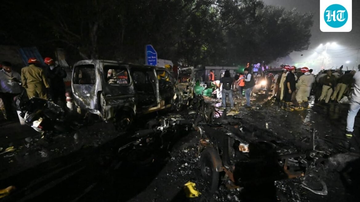 Kendaraan kebanjiran, jendela pecah, kekacauan: Video mengerikan menunjukkan dampak ledakan mobil di Benteng Merah