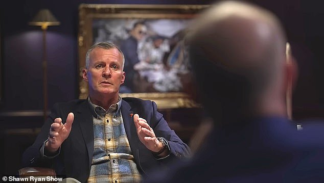 Kepala keamanan Charlie Kirk akhirnya menjelaskan isyarat tangan yang tidak biasa yang dilakukan timnya beberapa detik sebelum tembakan fatal dilepaskan.