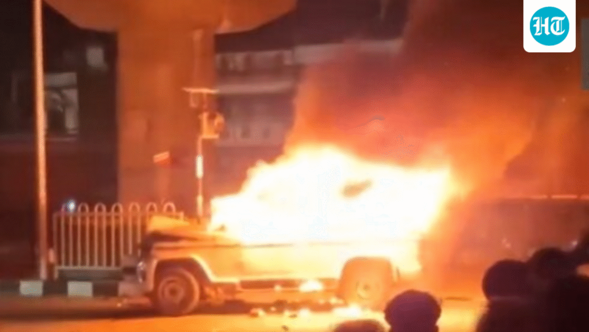 Ketegangan di Bihar: Mobil polisi dibakar setelah rumor memicu kekacauan di Gopalganj | Jam tangan