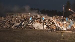 Lebih dari 220 mahasiswa Universitas Universitas telah mengungsi akibat kebakaran besar-besaran di sebuah apartemen