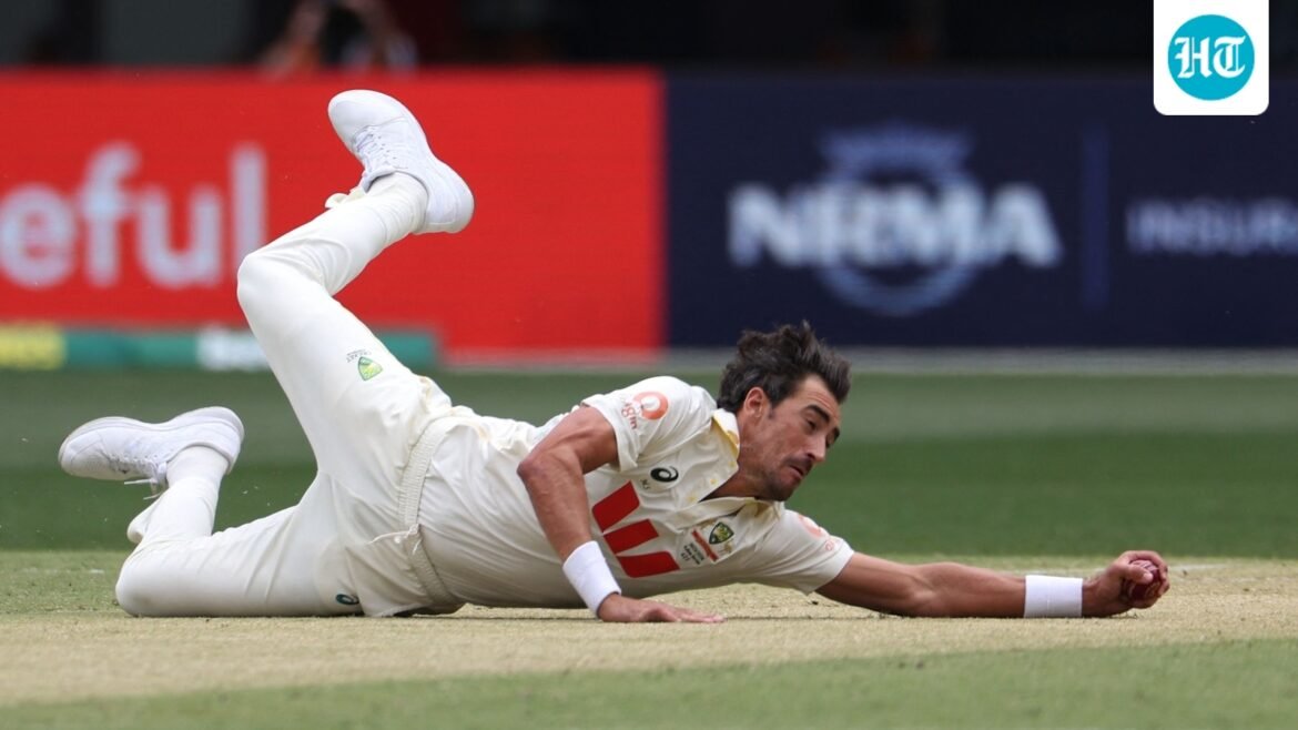 Mitchell Starc memungut bola dari udara saat aksi heroik Ashes berlanjut; Zach Crowley mendaftarkan sepasang – jam tangan