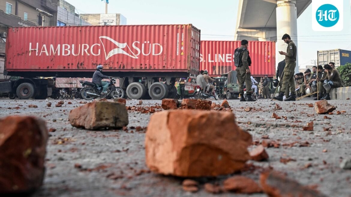 Mobil meledak di luar Pengadilan Negeri di Pak Islamabad, menewaskan 12 orang