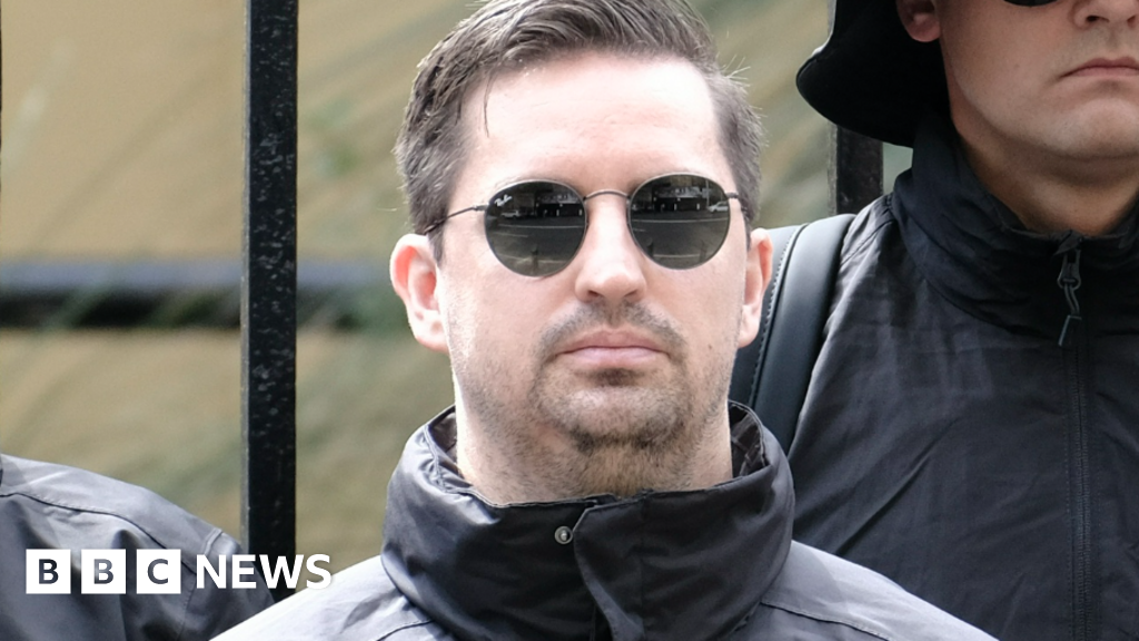 Orang Afrika Selatan yang terlihat di rapat umum neo-Nazi telah dicabut visa Australianya