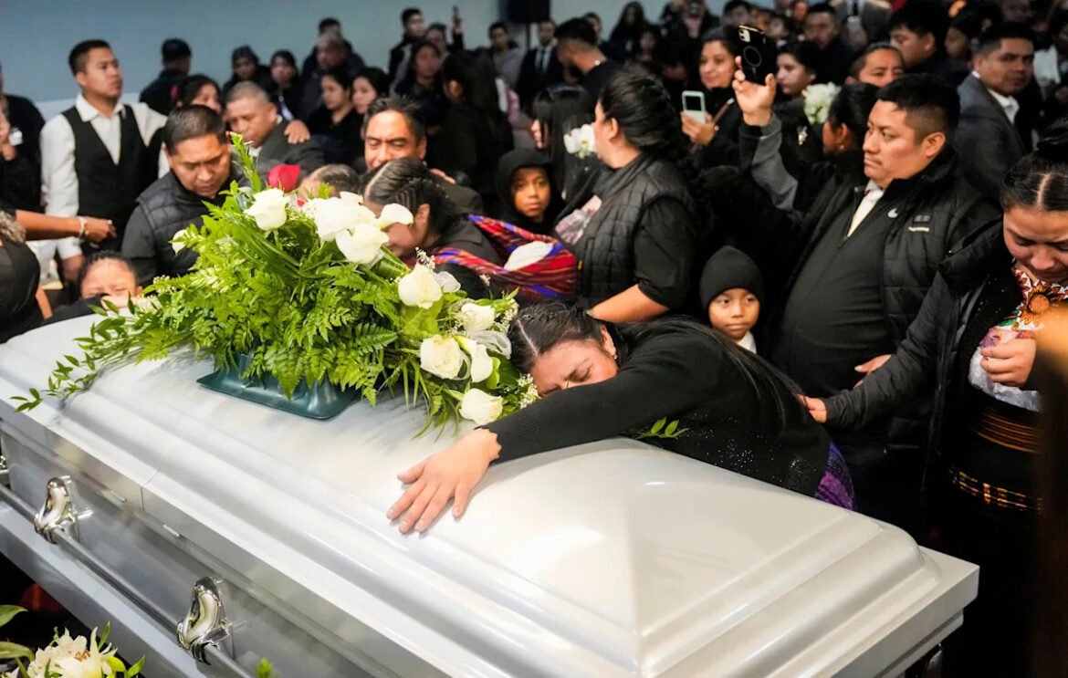 Para pelayat berkumpul untuk pemakaman seorang wanita yang terbunuh di Whitestown