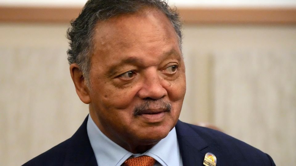Pendeta Jesse Jackson masih dirawat di rumah sakit setelah menerima perawatan untuk menstabilkan tekanan darahnya, kata sumber