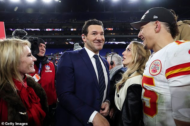 Penyiar NFL Tony Romo mendapat kecaman dari penggemar setelah membuat referensi seksual yang keterlaluan ke “DTF” saat siaran