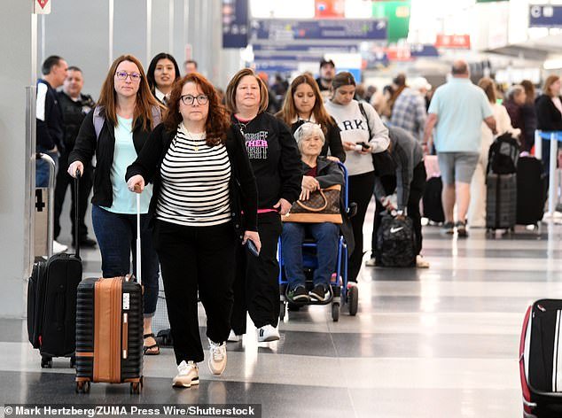 Perjalanan melewati neraka karena penutupan ini mengakibatkan penutupan transportasi darat di Chicago dan pembatalan penerbangan di seluruh negeri.