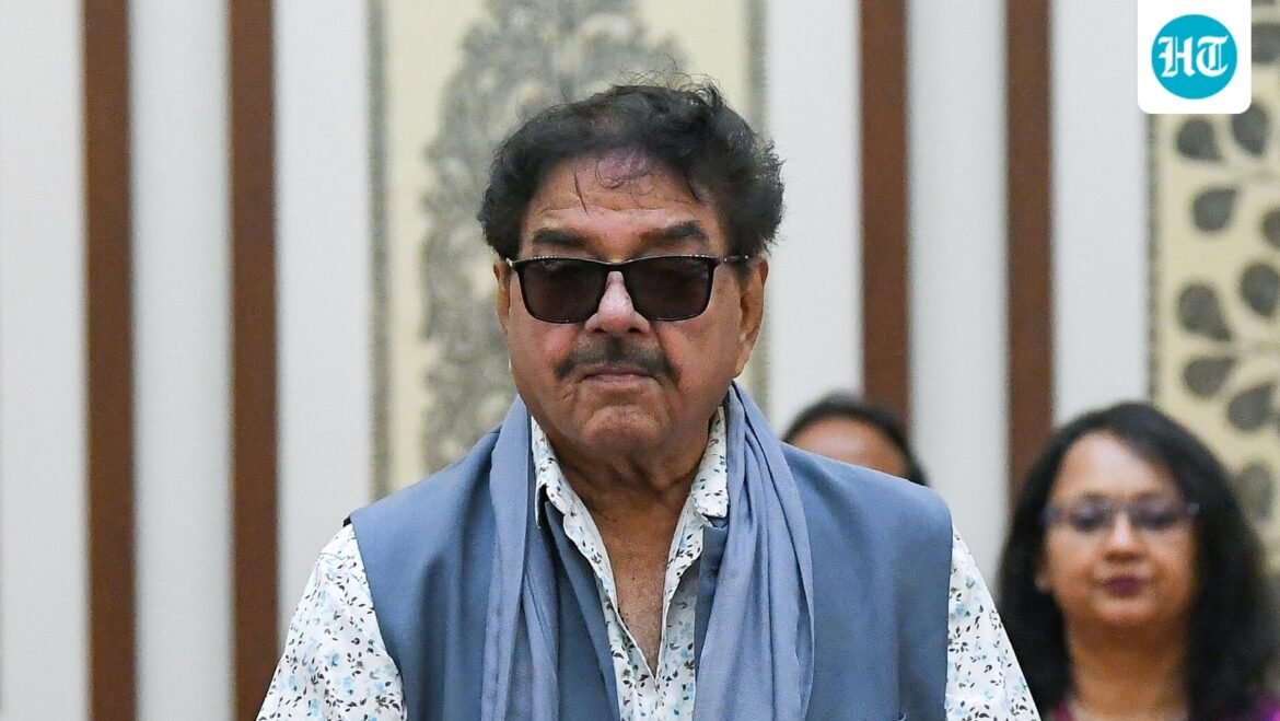 Pujian anggota parlemen TMC Shatrughan Sinha terhadap Nitish Kumar atas kemenangan jajak pendapat NDA di Bihar menimbulkan keheranan