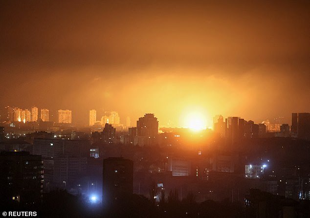 Putin membombardir Kyiv dalam salah satu serangan rudal dan drone terbesar dalam beberapa bulan terakhir, menargetkan pembangkit listrik dan kawasan pemukiman