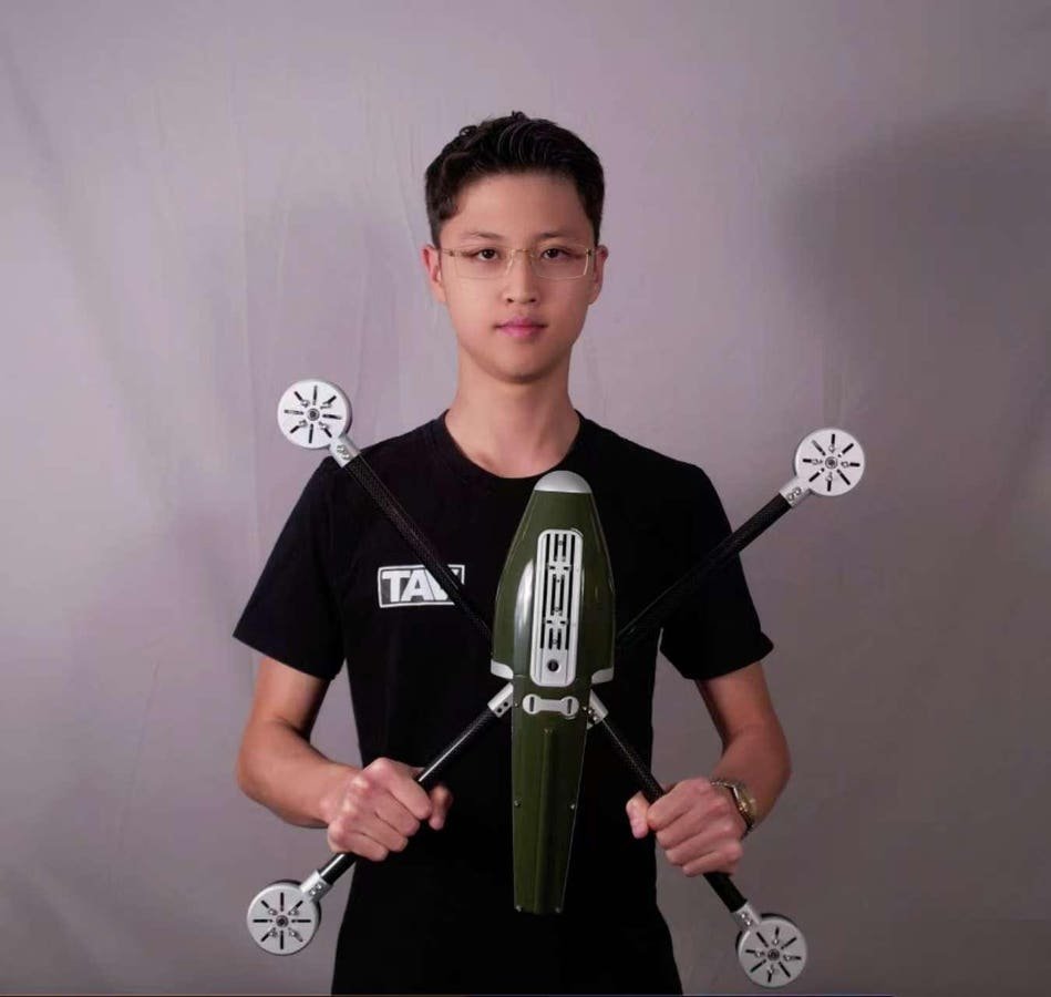 Putra seorang penulis bisnis Tiongkok yang sukses tumbuh di UT Austin