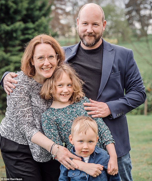 “Saya merasakan sakit yang luar biasa… dokter mengatakan itu hanya ketidaknyamanan akibat menyusui”: Jeanie bukan seorang perokok, dan nyeri bahunya menyebabkan penderitaannya. Dia akhirnya mengetahui bahwa itu adalah kanker paru-paru. Kini pakar kami mengungkap tanda-tanda tersembunyi dari penyakit ini