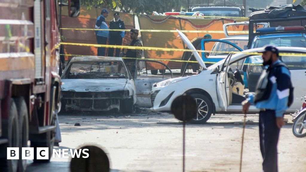 Sebuah bom bunuh diri di Islamabad menewaskan 12 orang, kata menteri dalam negeri Pakistan.