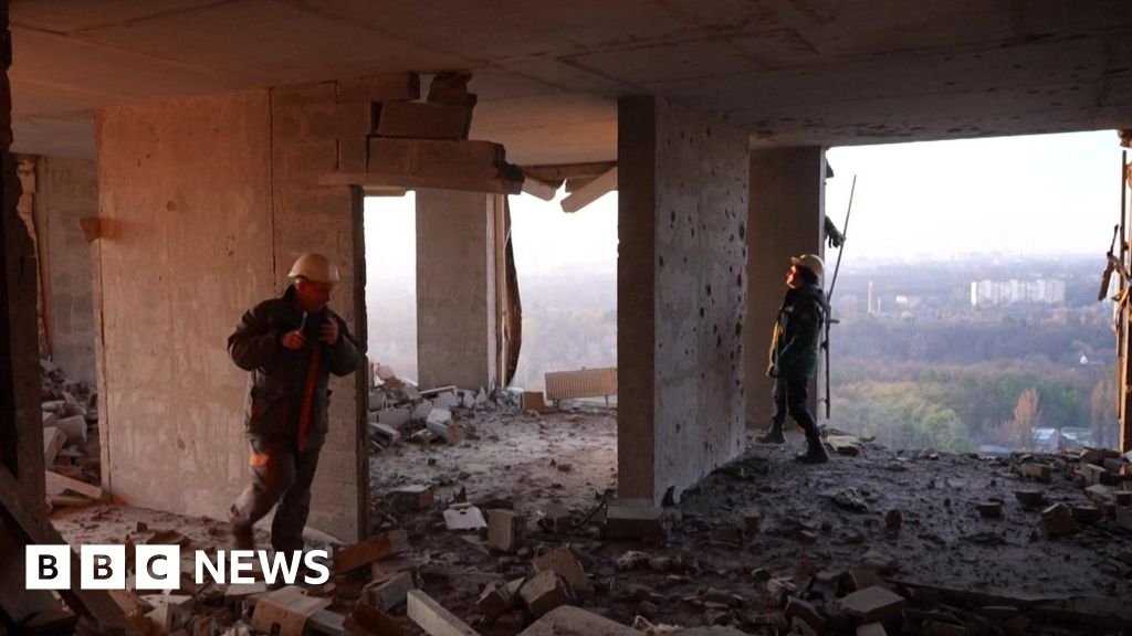 Sebuah drone Rusia menabrak sebuah gedung apartemen, menewaskan empat orang di Kyiv