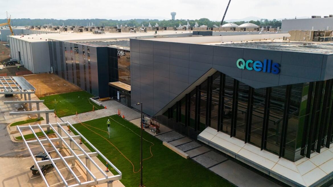 Sebuah perusahaan tenaga surya Korea Selatan memotong upah dan jam kerja bagi pekerja Georgia karena pejabat AS menunda impor